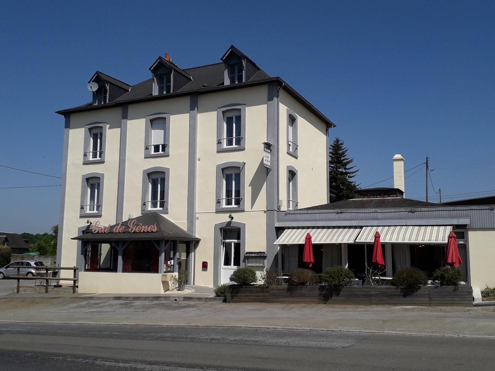 Le Gue De Genes Hotell Ambrieres Les Vallees Exteriör bild