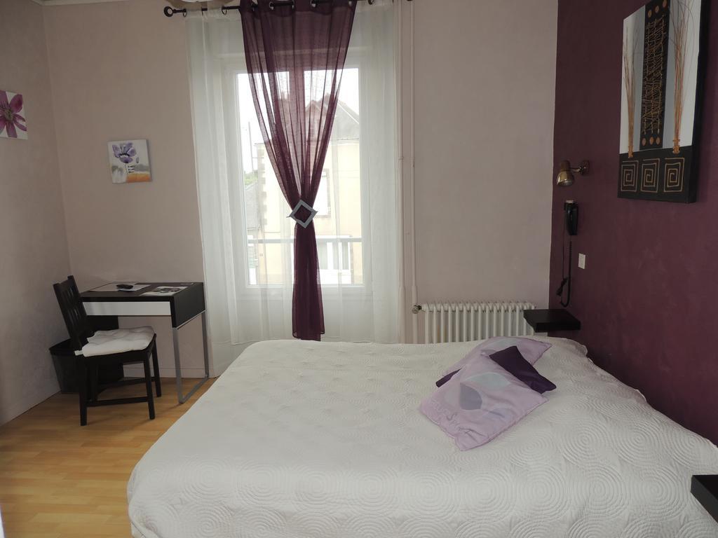 Le Gue De Genes Hotell Ambrieres Les Vallees Exteriör bild